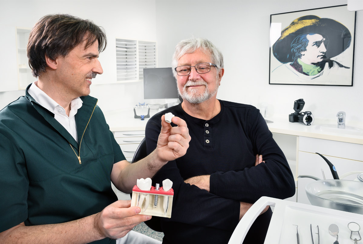 Implantat Beratung - Zahnarzt und Fachzahnarzt Praxis Guntermann, Olpe. Foto Dietrich Hackenberg
