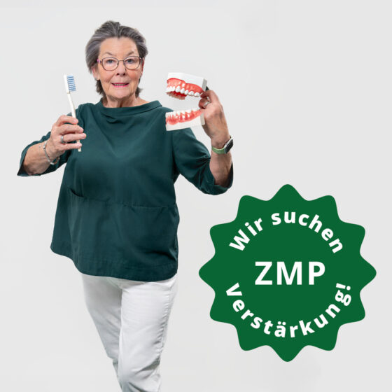 Beraterin Prophylaxe mit Demogebiss und übergroßer Zahnbürste in den Händen